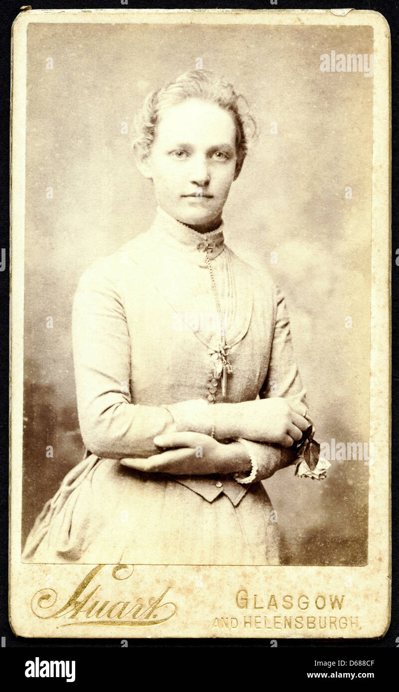 Ritratto di studio di una donna vittoriana carte-de-visite intorno al 1880 da parte di fotografi Stuart di Glasgow e Helensburgh Foto Stock