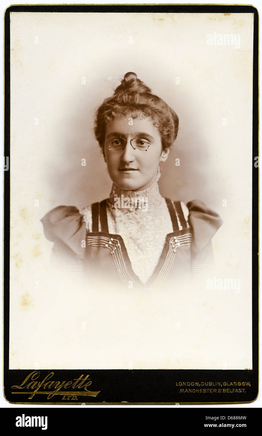 Donna vittoriana cartes-de-visite ritratto in studio circa 1900 dai fotografi Lafayette Ltd Foto Stock