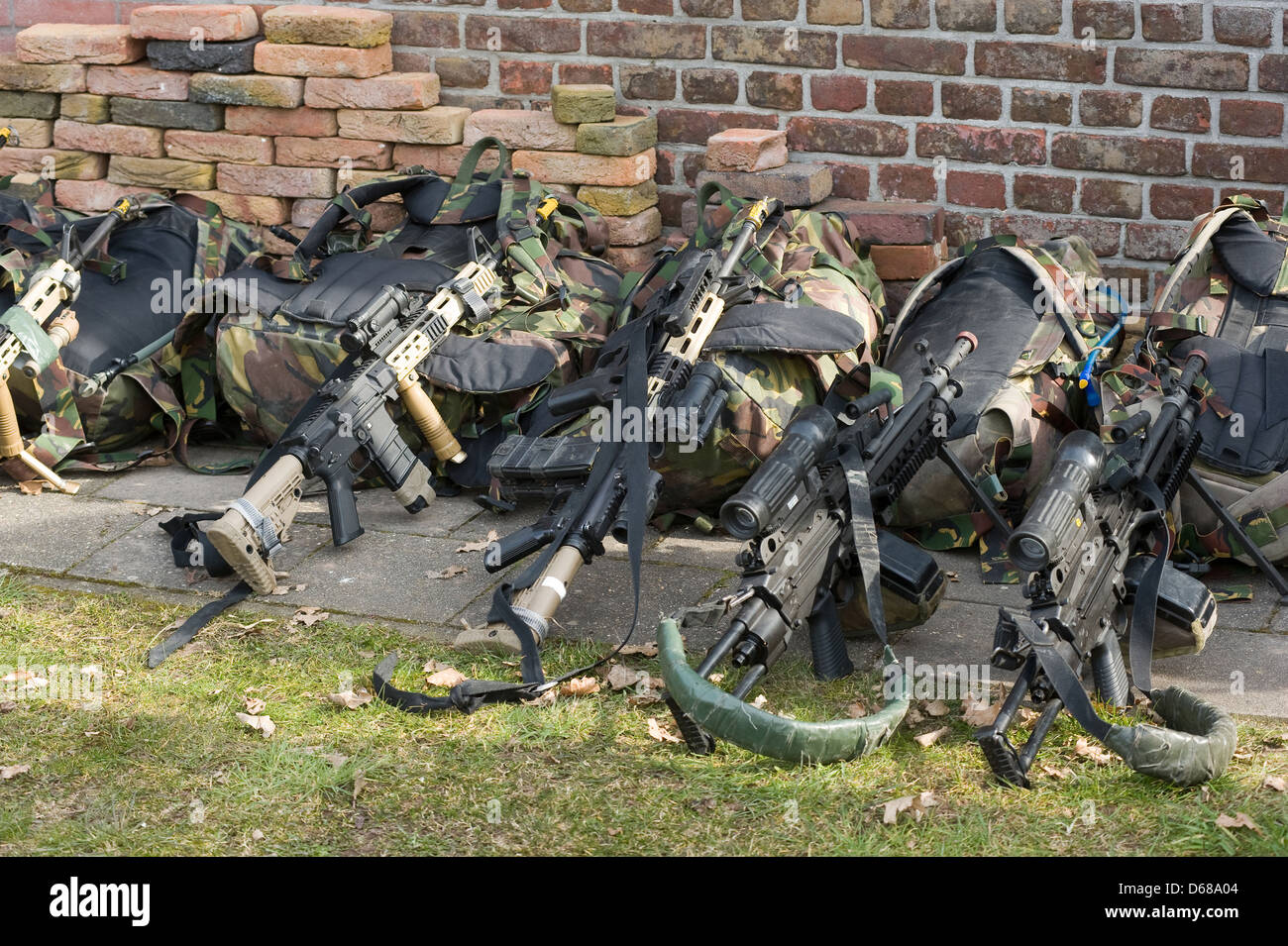 Armi automatiche che giace contro una parete durante la formazione dell'esercito Foto Stock