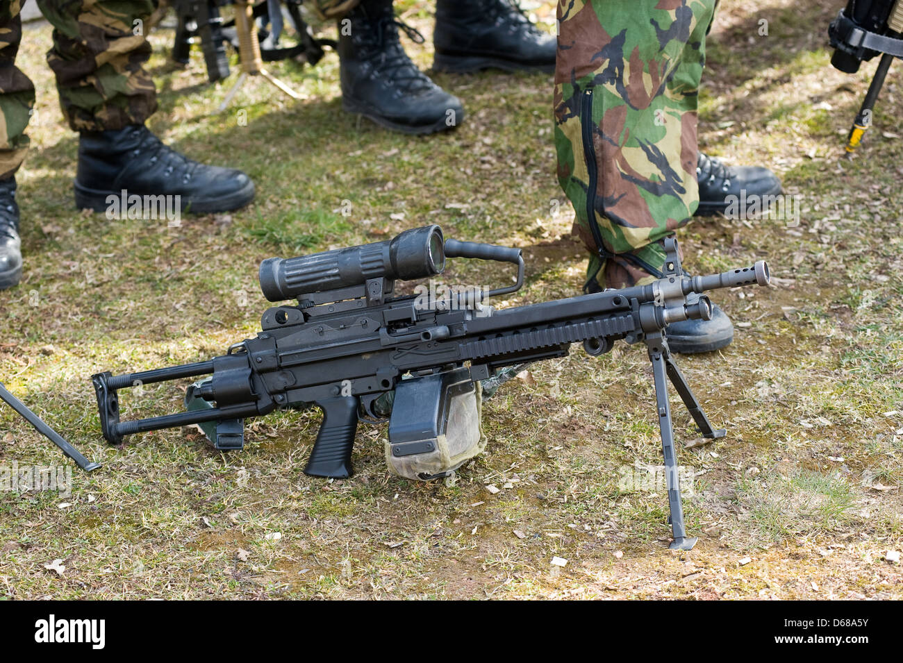 Arma automatica in piedi sul suolo durante un briefing di forze speciali Foto Stock