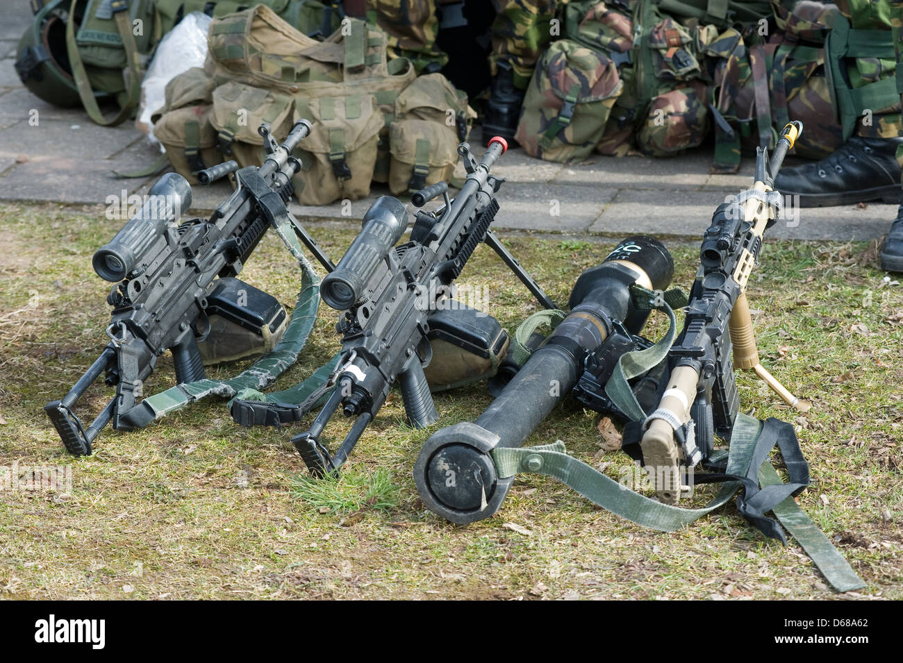 Armi automatiche in piedi sul suolo durante un briefing di forze speciali Foto Stock