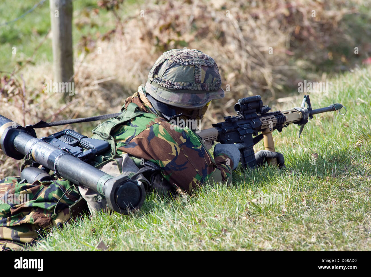 Un soldato disteso sul terreno durante un corso di formazione Foto Stock