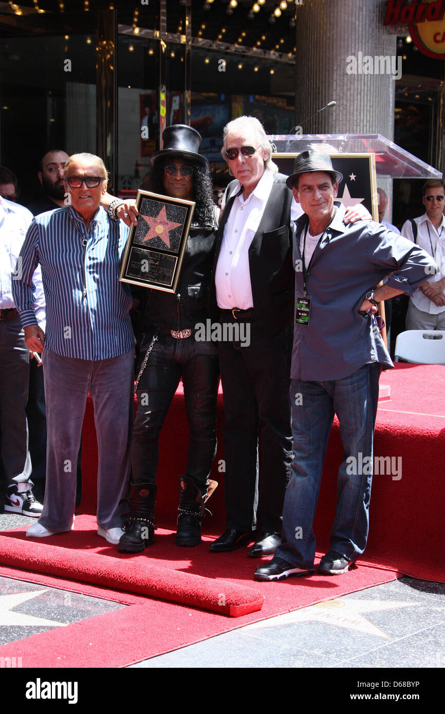 Noi musicista Slash (2 L) pone con altoparlanti pellicola US produttore Robert Evans (L), noi personalità radio Jim Ladd (seconda R) e attore statunitense Charlie Sheen (R) durante la barra della cerimonia a stella sulla Hollywood Walk of Fame in Hollywood, California, Stati Uniti d'America il 10 luglio 2012. Slash si è aggiudicato il 2,473rd stella sulla Hollywood Walk of Fame nella categoria di registrazione. Foto: Hubert Boesl Foto Stock