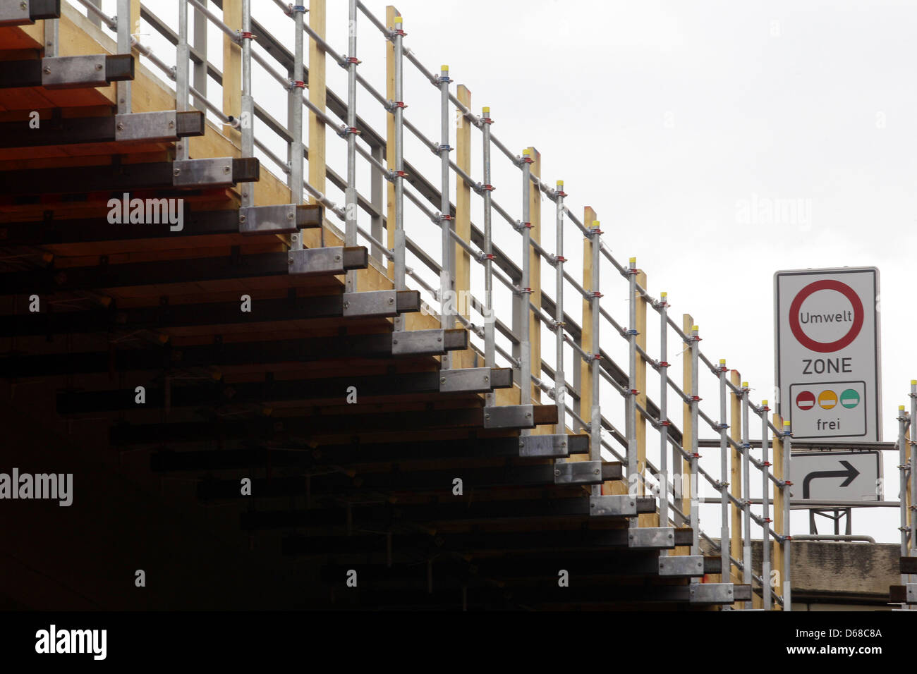 Ein Hinweissschild für die Umweltzone steht zwischen der Autobahn 40 und einer Auffahrt in Essen (Foto vom 06.07.2012). Foto: Roland Weihrauch dpa/lnw Foto Stock