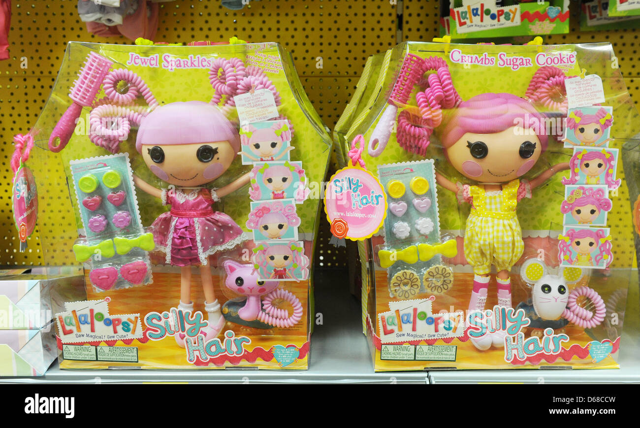 Lalaloopsy bambole sedersi su un ripiano in un negozio di giocattoli a  Berlino, Germania, 19 giugno 2012. Foto: Jens Kalaene Foto stock - Alamy