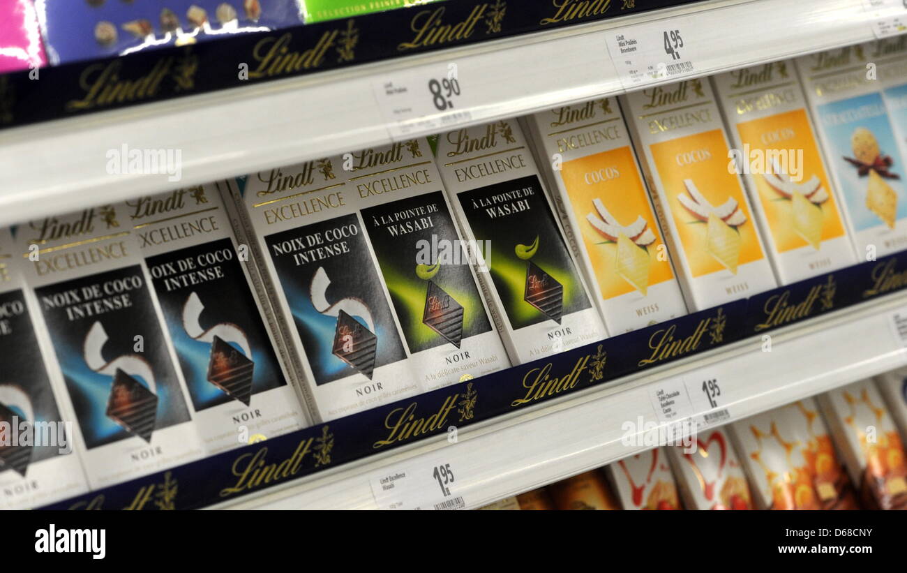 Schokoladen der Marke Lindt darunter einer Sorte mit Wasabi-Geschmack liegen am Samstag (30.06.2012) in München (Alta Baviera) in einem Supermarktregal. Foto: Tobias Hase dpa/lby Foto Stock
