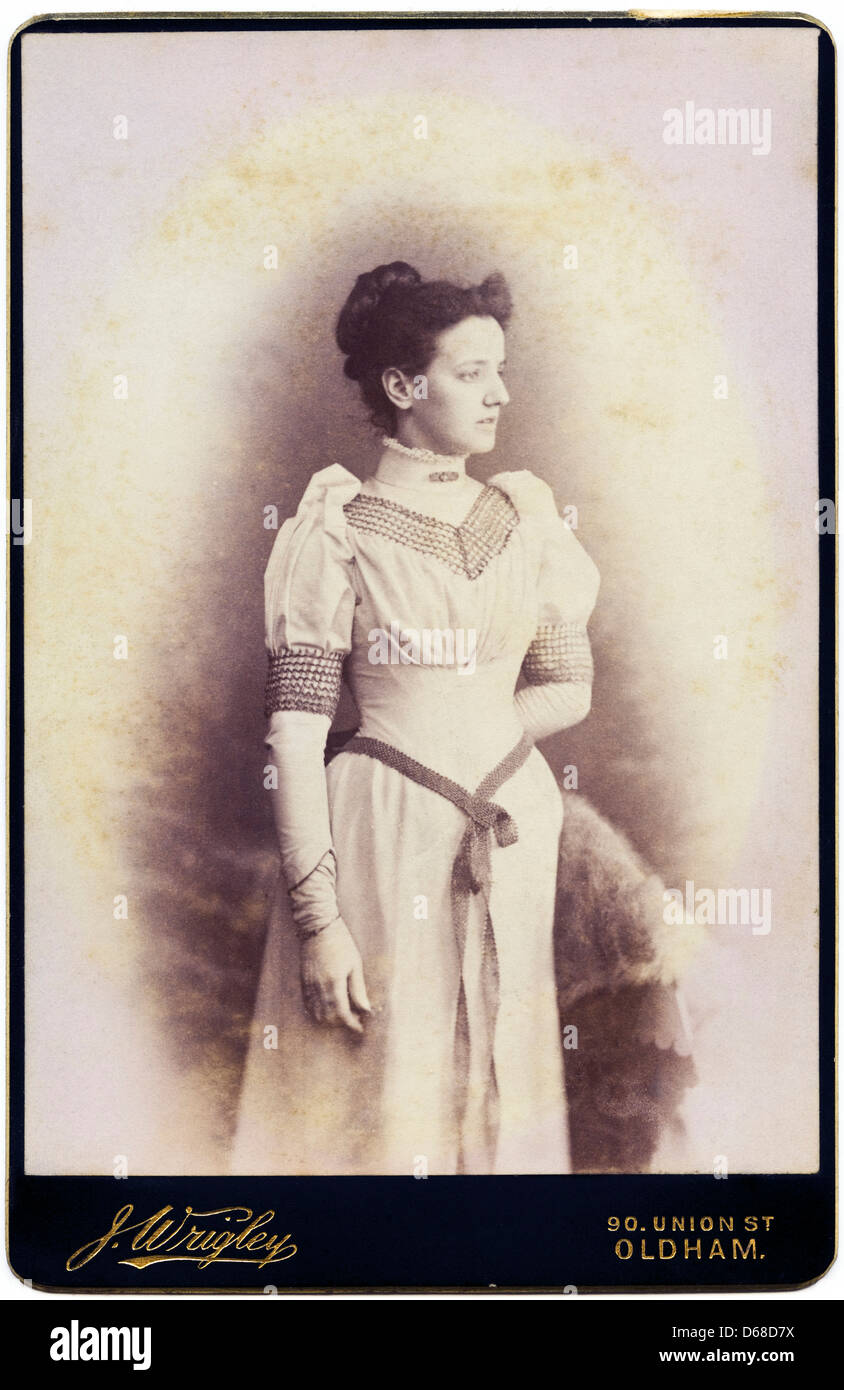 Donna vittoriana cartes-de-visite ritratto in studio circa 1880 dal fotografo J. Wrigley di Oldham Foto Stock