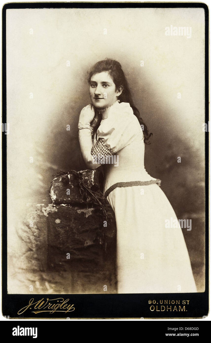 Donna vittoriana cartes-de-visite ritratto in studio circa 1880 dal fotografo J. Wrigley di Oldham Foto Stock