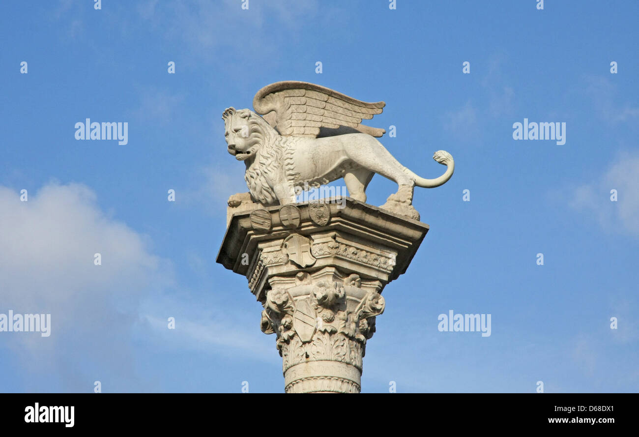 Leone alato simbolo di marmo della repubblica veneziana oltre la piazza principale colonna Foto Stock
