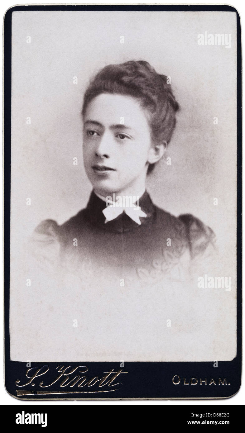 Donna vittoriana cartes-de-visite ritratto in studio circa 1890 dal fotografo J. Knott di Oldham Foto Stock