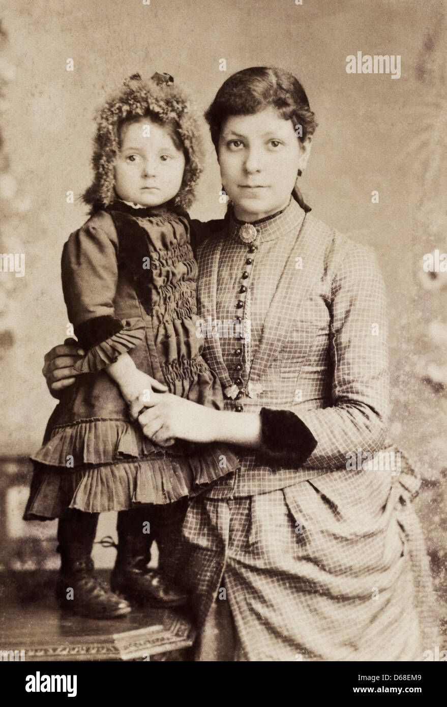 Victorian donna e bambino ritratto in studio circa 1880 dal fotografo W. Baker di Birmingham Foto Stock