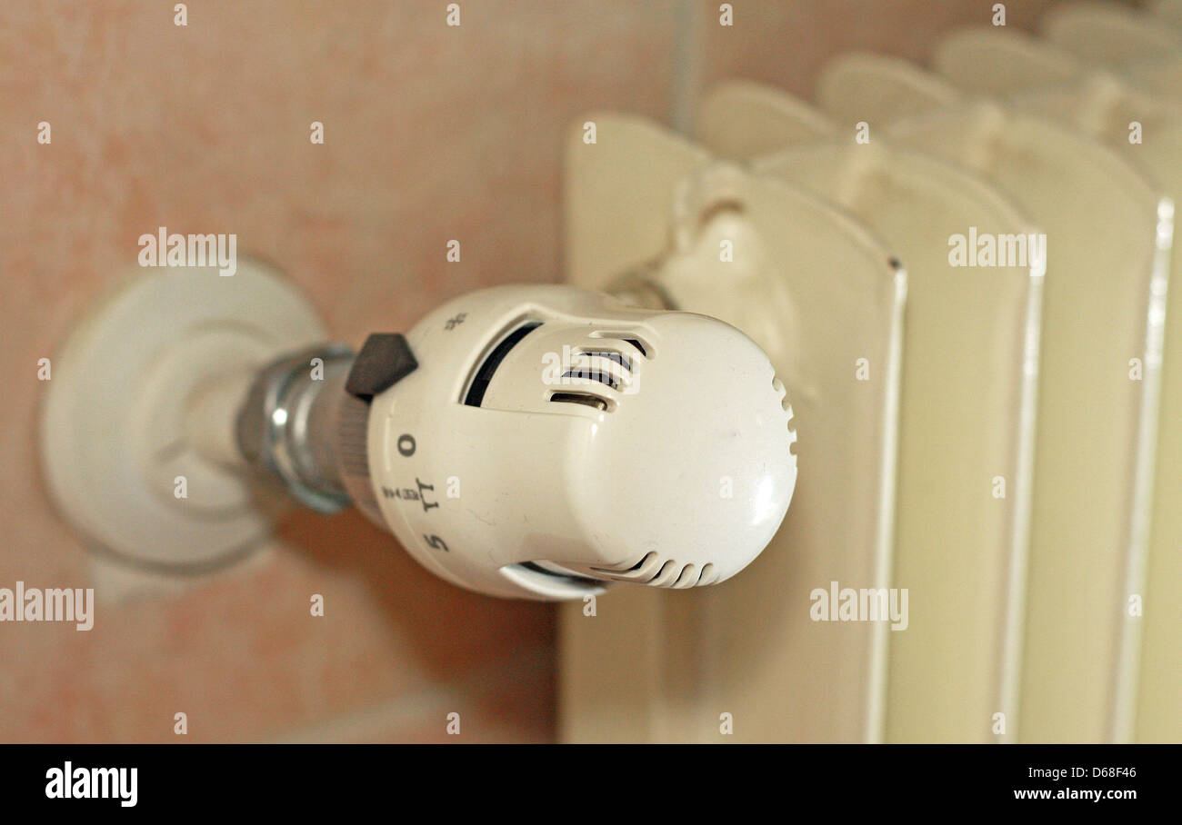 Valvola termostatica per il risparmio di energia di riscaldamento con radiatore Foto Stock