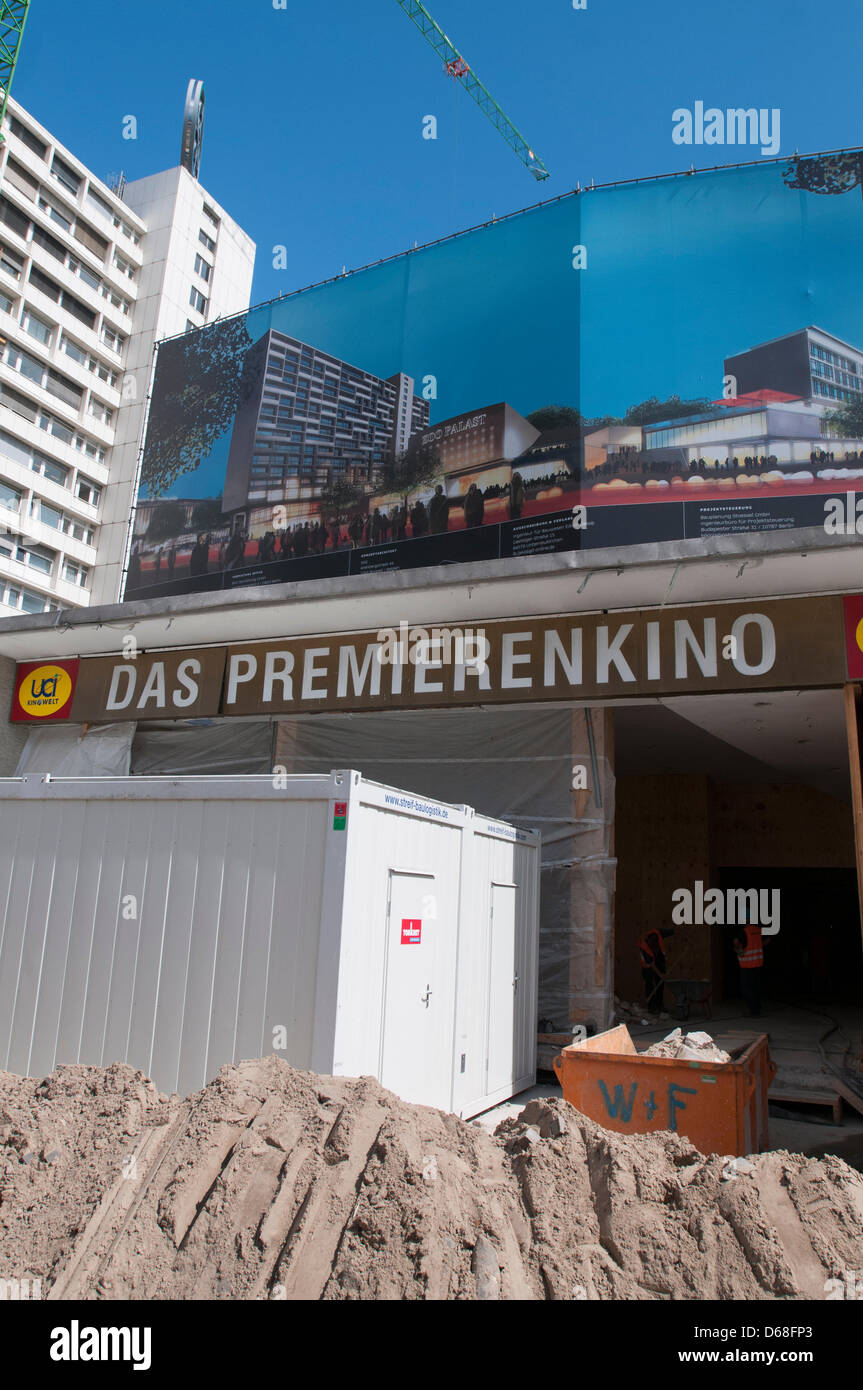 Un cartello con la scritta "Il cinema per anteprime' è stato posto sopra l'ingresso allo zoo Palace, che è attualmente in costruzione, a Berlino, Germania, 12 luglio 2012. Per guardare film in camera senza aria condizionata sembra essere un concetto del passato. Cinema sono in fase di aggiornamento. Cinemaxx fondatore Flebbe attualmente sta investendo 4,5 milioni di euro nel cinema Zoo Palace Foto Stock