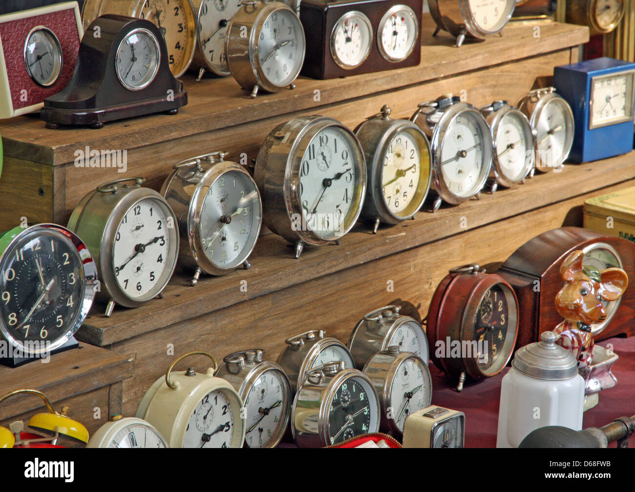 Antique vintage sveglie e orologi in vendita al mercato delle pulci Foto  stock - Alamy