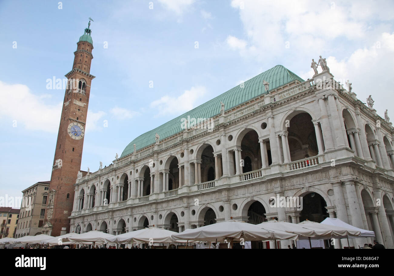 Maestoso edificio storico in marmo e mattoni con alta torre nell'antica città di Vicenza in Italia Foto Stock