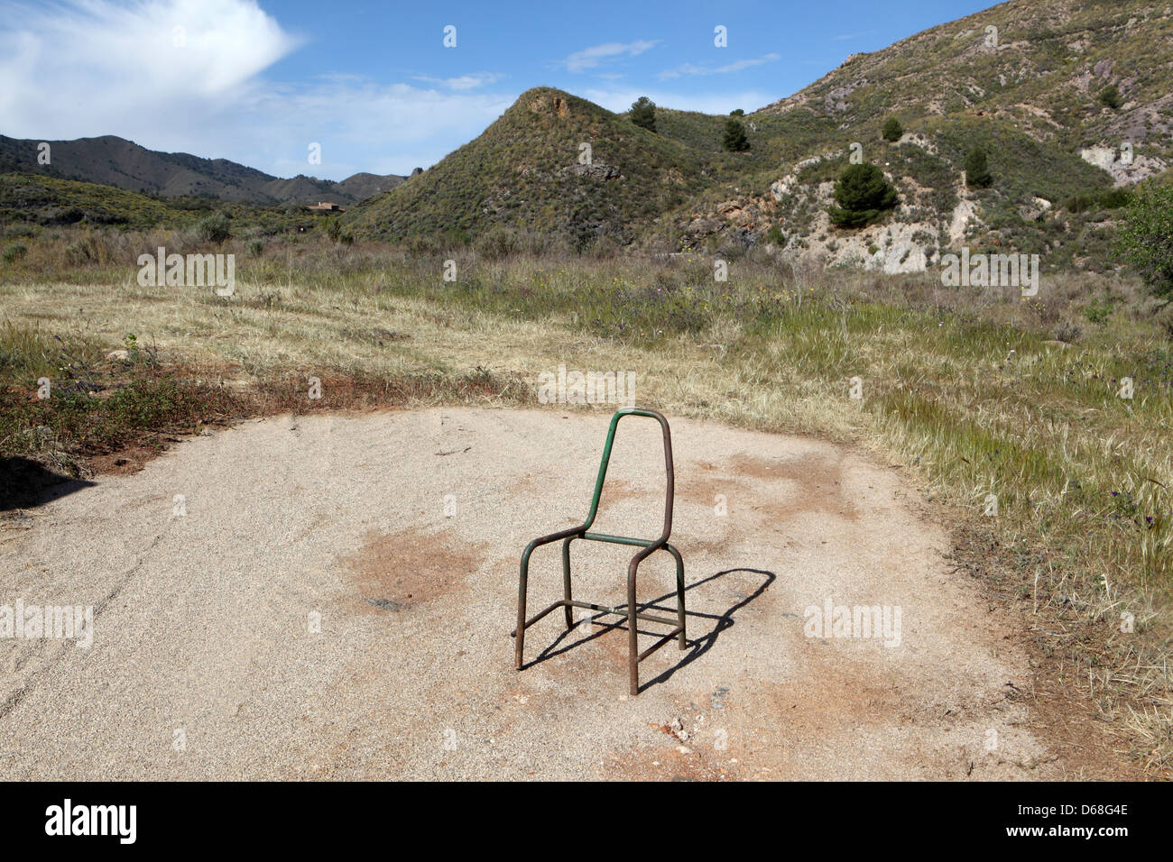 Tubolare di ferro in acciaio del telaio della sedia nel paesaggio, distretto di Murcia, Spagna. Foto Stock