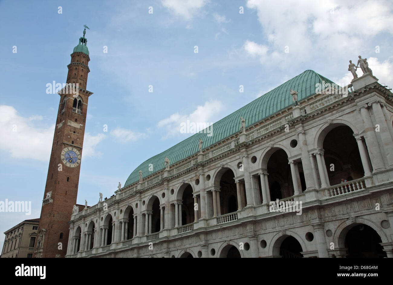 Maestoso edificio storico in marmo e mattoni con alta torre nell'antica città di Vicenza in Italia Foto Stock