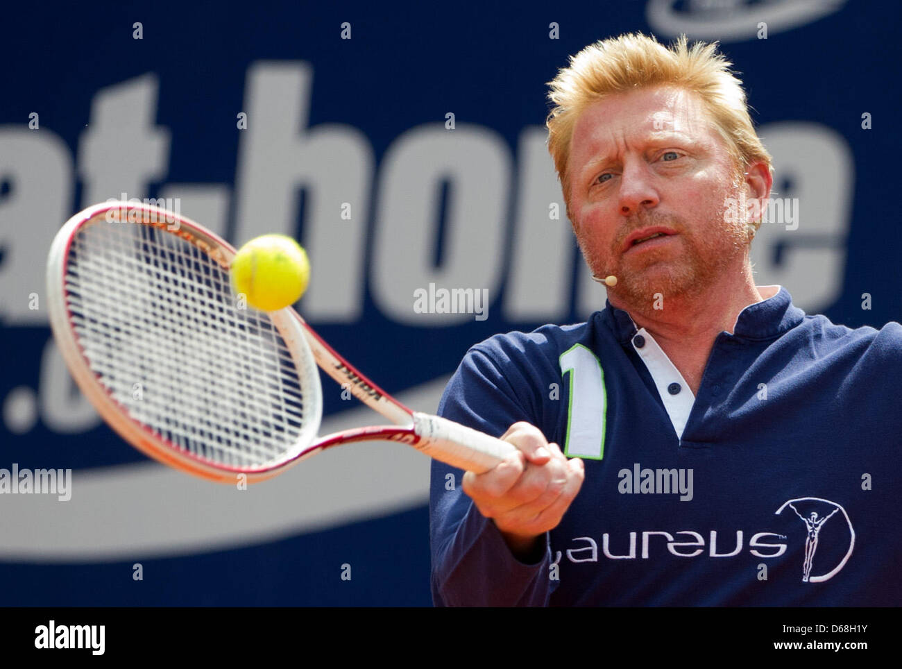Ex giocatore di tennis professionista di Boris Becker colpisce una palla da tennis durante una vetrina in primo piano sul campo centrale del Torneo ATP di Stoccarda, Germania, 14 luglio 2012. Foto: MARIJAN MURAT Foto Stock