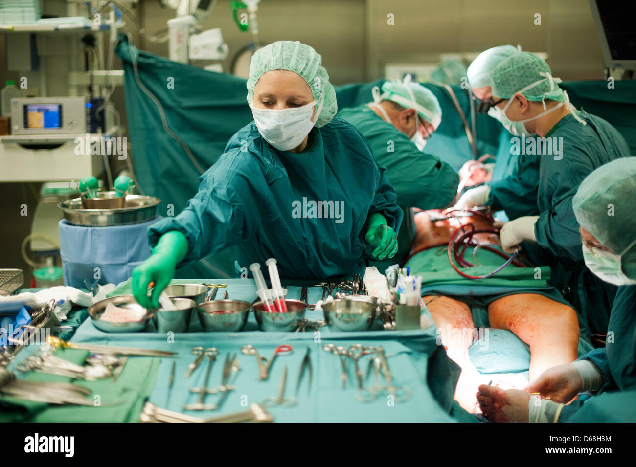 Un team di medici opera sul cuore di un paziente al German Heart Institute di Berlino, Gewrmany, 12 luglio 2012. Dal 1987 più di 70.000 interventi a cuore aperto sono state eseguite qui. Foto: Maurizio Gambarini Foto Stock