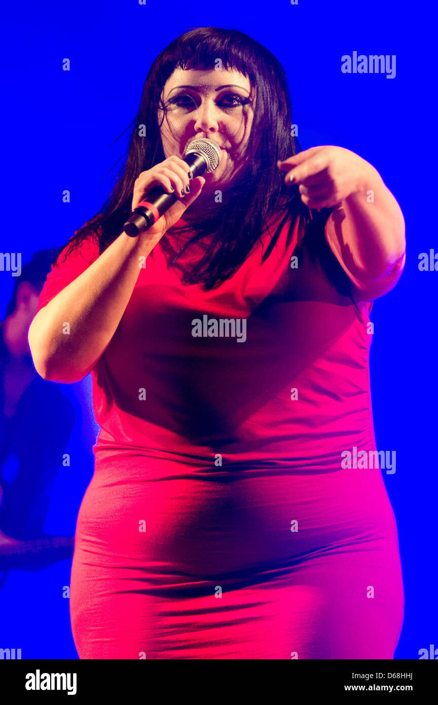 Beth Ditto, cantante della band americana Gossip, suona presso il fuso! Festival in Graefenhainichen, Germania, 14 luglio 2012. Circa 20.000 visitatori partecipare più grande d'Europa Indie e Electro festival, che corre dal 13 al 15 luglio 2012. Foto: Marc Tirl Foto Stock