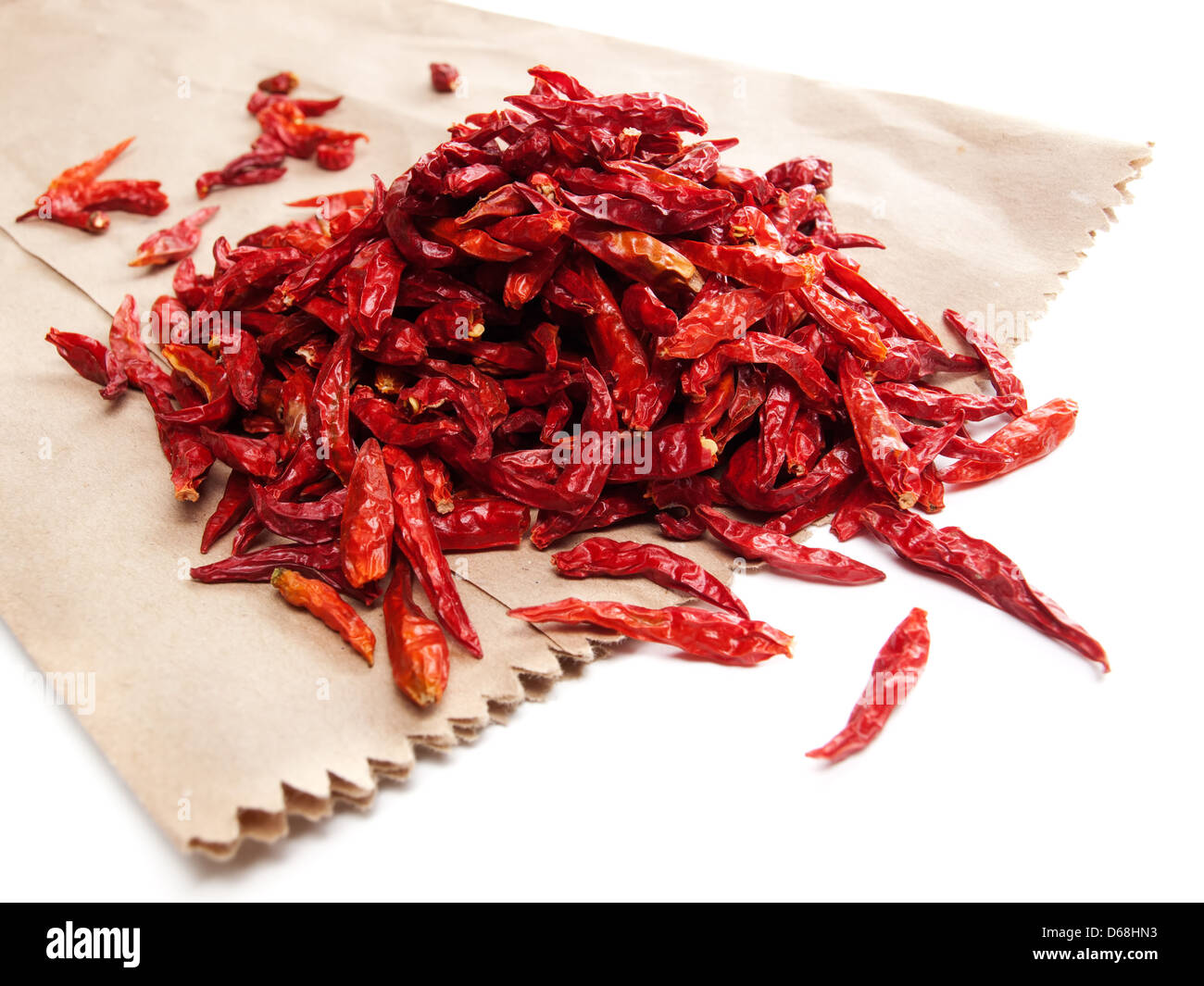 Cumulo di essiccato chill peppers sul sacchetto di carta. Foto Stock
