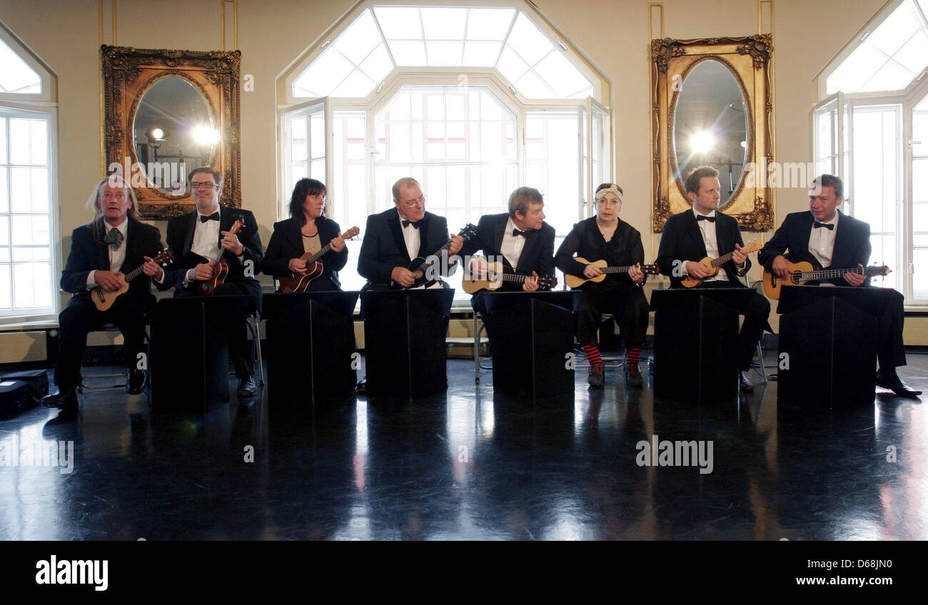 L'ukulele Orchestra della Gran Bretagna esegue a Admiralspalast a Berlino, Germania, 16 luglio 2012. Foto: Xamax Foto Stock L'ukulele Orchestra della Gran Bretagna esegue a Admiralspalast a Berlino, Germania, 16 luglio 2012. Foto: Xamax Foto Stock