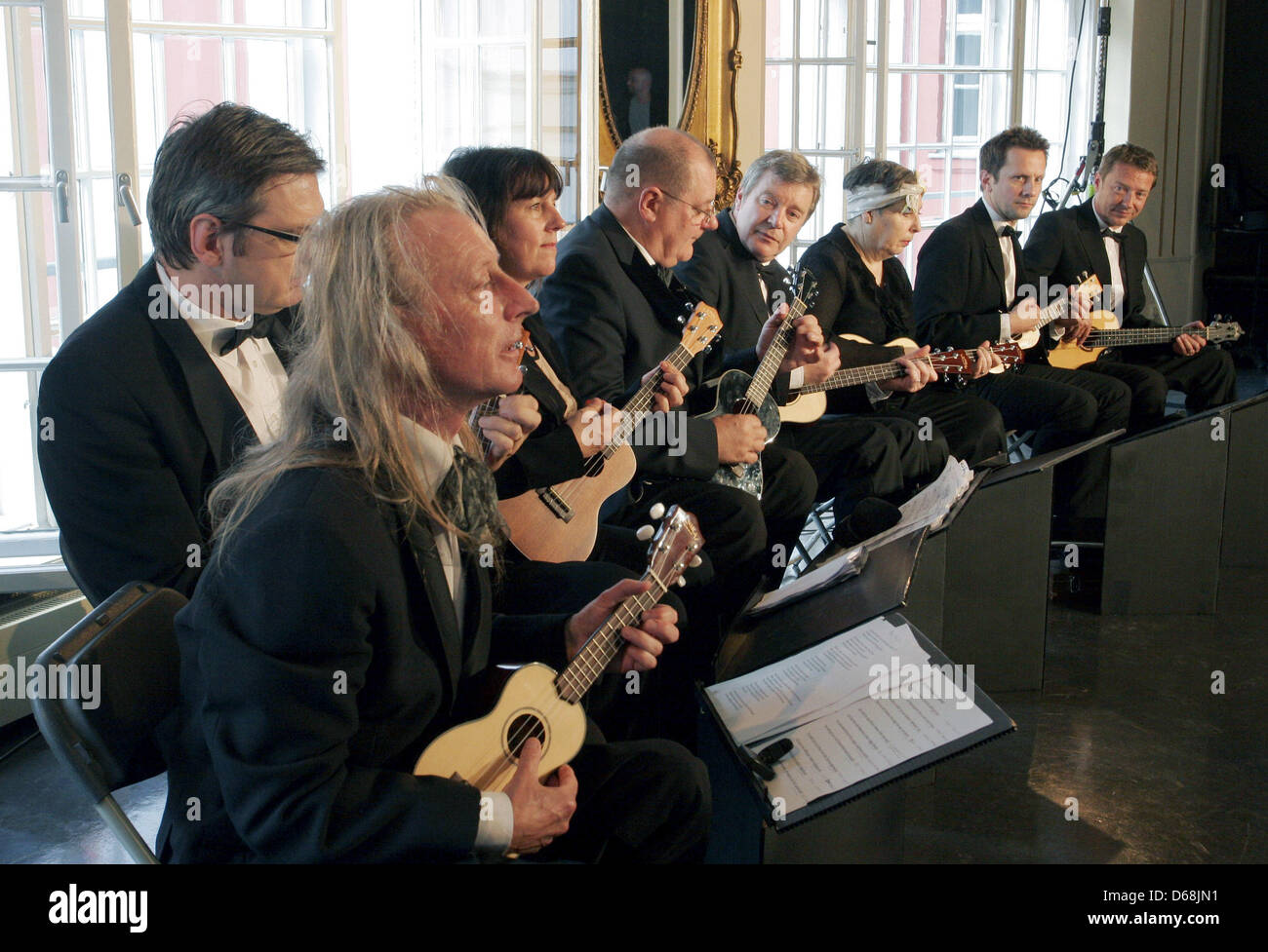 L'ukulele Orchestra della Gran Bretagna esegue a Admiralspalast a Berlino, Germania, 16 luglio 2012. Foto: Xamax Foto Stock L'ukulele Orchestra della Gran Bretagna esegue a Admiralspalast a Berlino, Germania, 16 luglio 2012. Foto: Xamax Foto Stock