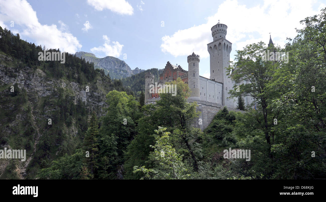 Il Castello di Neuschwanstein è raffigurato a Hohenschwangau, Germania, 16 luglio 2012. Il castello costruito dal re di Baviera Lugwig II è una delle mete turistiche più frequentate in Baviera. Foto: Stefan Puchner Foto Stock
