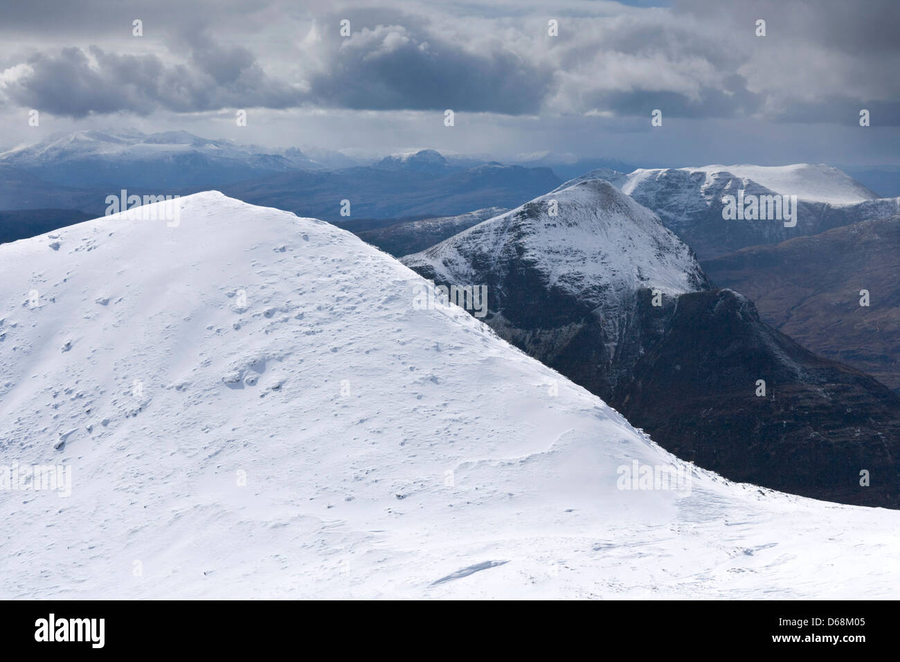 Guardando attraverso di Cul Beag da Cul Mor Highlands Scozzesi. Foto Stock
