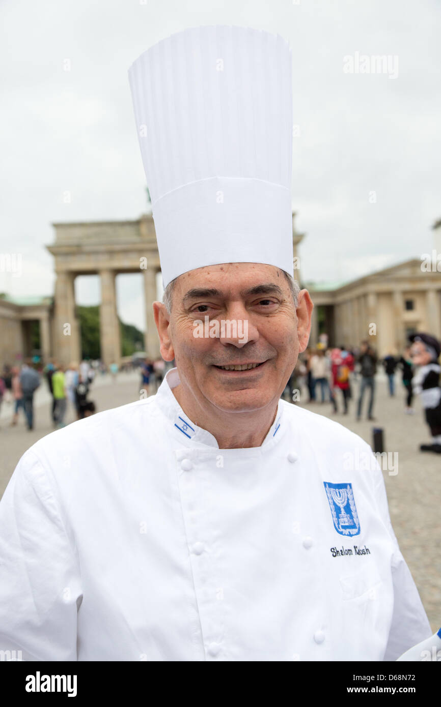 Lo chef israeliano Shalom Kadosh pone di fronte la Porta di Brandeburgo a Berlino, Germania, 19 luglio 2012. Kadosh è un membro del "Club des Chefs des Chefs' che si compone di 40 cuochi dei membri dei membri ed è considerato il più esclusivo club gastronomico nel mondo. Il club festeggia il suo trentacinquesimo anniversario quest'anno. Foto: Joerg Carstensen Foto Stock