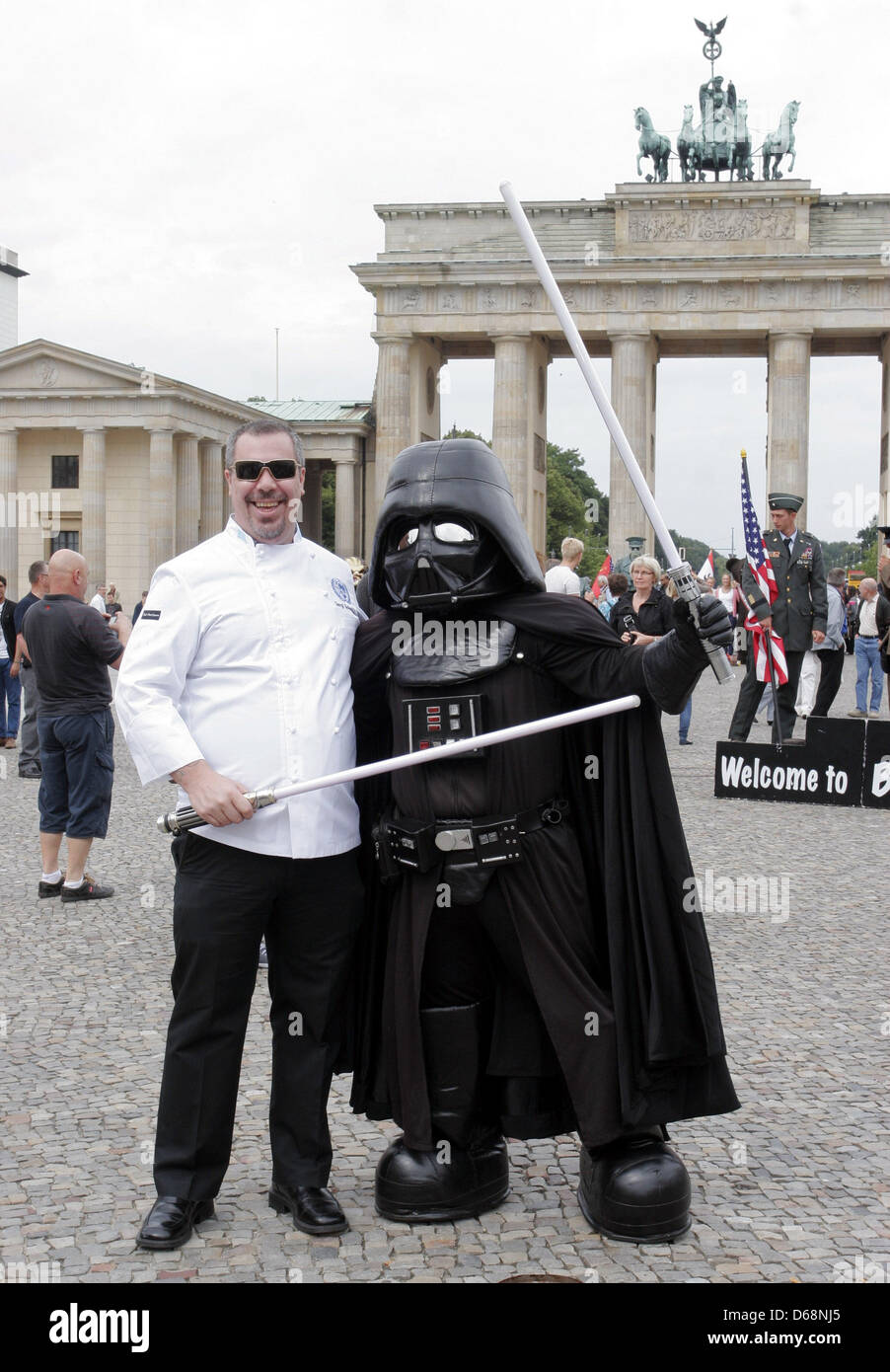 Chef presso le Nazioni Unite Daryl Schembeck pone con carattere di film Darth Vader nella parte anteriore della porta di Brandeburgo a Berlino, Germania, 19 luglio 2012. Il "Club des Chefs des Chefs' è composta di 40 cuochi dei membri dei membri ed è considerato il più esclusivo club gastronomico nel mondo. Il club festeggia il suo trentacinquesimo anniversario quest'anno. Foto: XAMAX Foto Stock