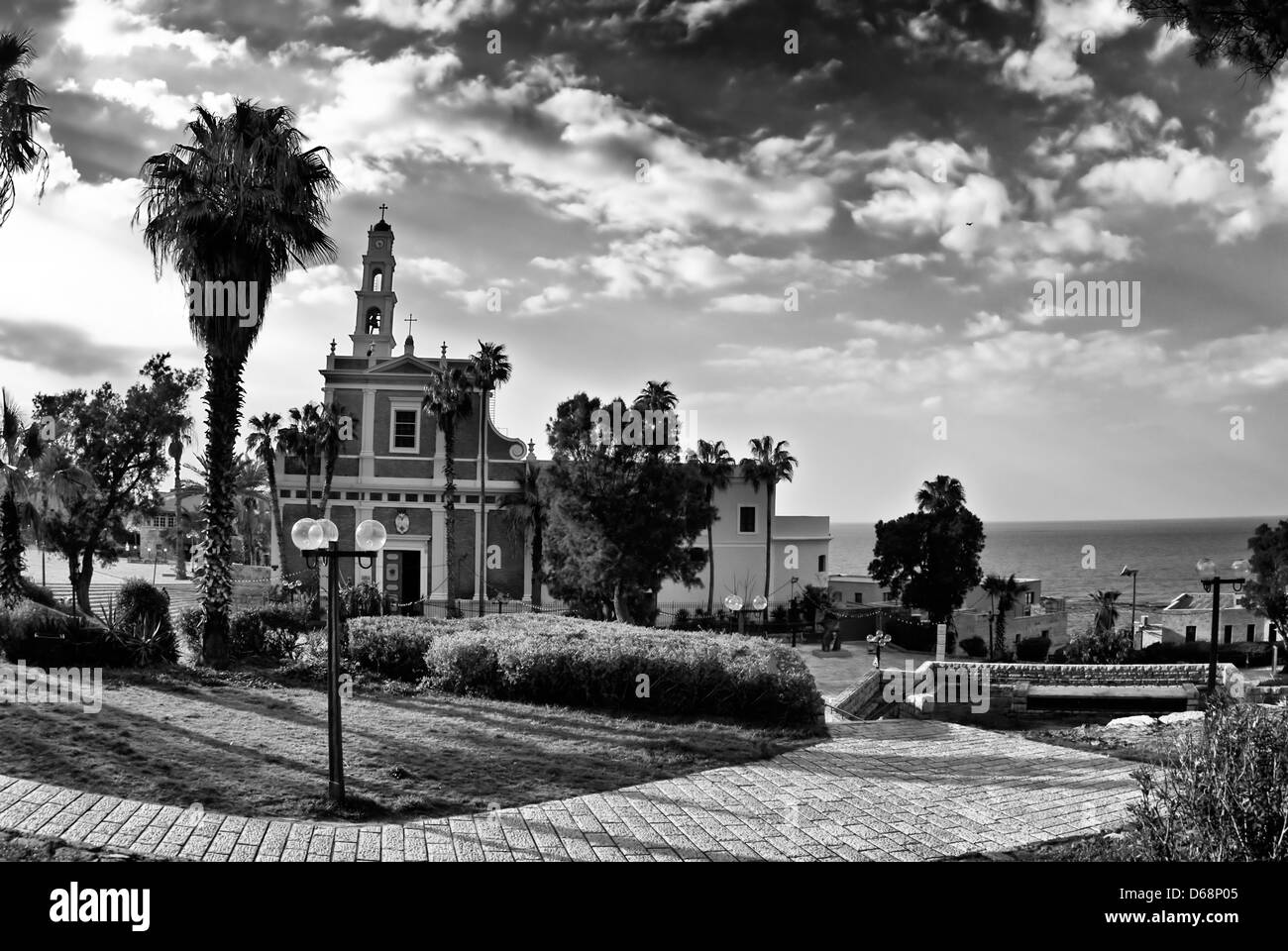 Israele, Tel Aviv-Jaffa, la Basilica di San Pietro per la città vecchia di Jaffa in bianco e nero Foto Stock