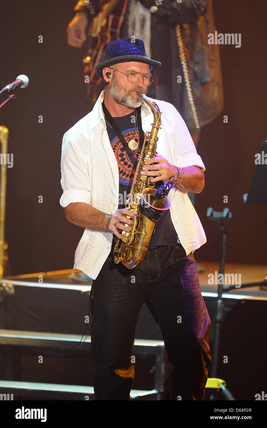 Il sassofonista Todd Cooper esegue sul palco durante il Alan Parsons Live Project tour 2012 al Circus Krone di Monaco di Baviera, Germania, il 19 luglio 2012. Foto: Revierfoto Foto Stock
