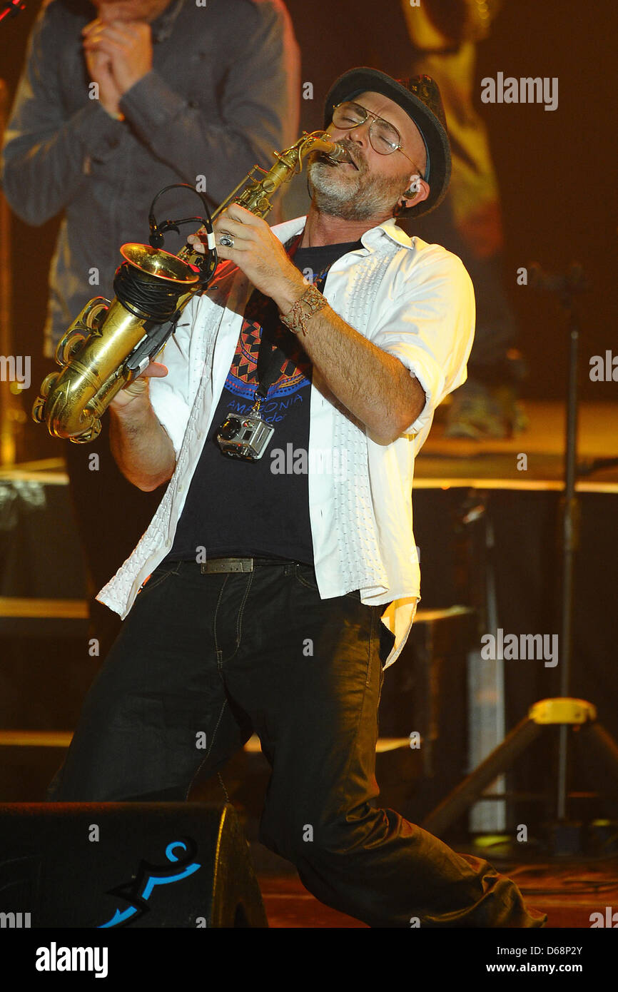 Il sassofonista Todd Cooper esegue sul palco durante il Alan Parsons Live Project tour 2012 al Circus Krone di Monaco di Baviera, Germania, il 19 luglio 2012. Foto: Revierfoto Foto Stock