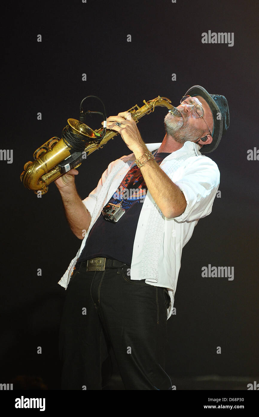 Il sassofonista Todd Cooper esegue sul palco durante il Alan Parsons Live Project tour 2012 al Circus Krone di Monaco di Baviera, Germania, il 19 luglio 2012. Foto: Revierfoto Foto Stock
