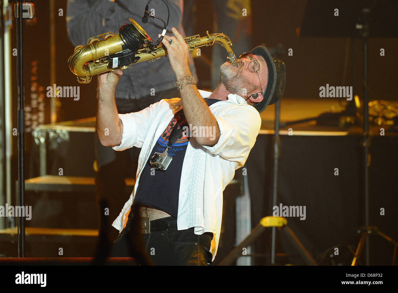 Il sassofonista Todd Cooper esegue sul palco durante il Alan Parsons Live Project tour 2012 al Circus Krone di Monaco di Baviera, Germania, il 19 luglio 2012. Foto: Revierfoto Foto Stock