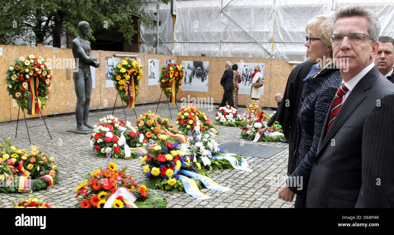 Ministro tedesco della difesa Thomas de Maiziere e sua moglie Martina assistere ad un evento commemorativo per contrassegnare il 68esimo anniversario del 1944 attentato contro Adolf Hitler al Bendlerblock a Berlino, Germania, 20 luglio 2012. Il Bendlerblock servita come sede della Wehrmacht ufficiali che hanno effettuato il 20 luglio trama contro Adolf Hitler. Foto: WOLFGANG KUMM Foto Stock