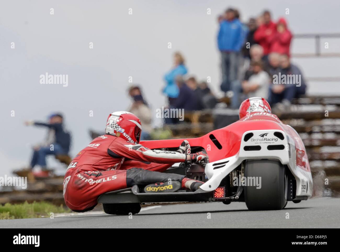Spettatori guardare Ben e Thomas Birchall (GB) durante la formazione del Sidecar nel Campionato del Mondo a Schleizer Dreieck a Schleiz, Germania, 20 luglio 2012. Gli ex campioni del mondo sono attualmente al terzo posto e sperano in oro durante la gara di domenica. Foto: Michael Reichel Foto Stock
