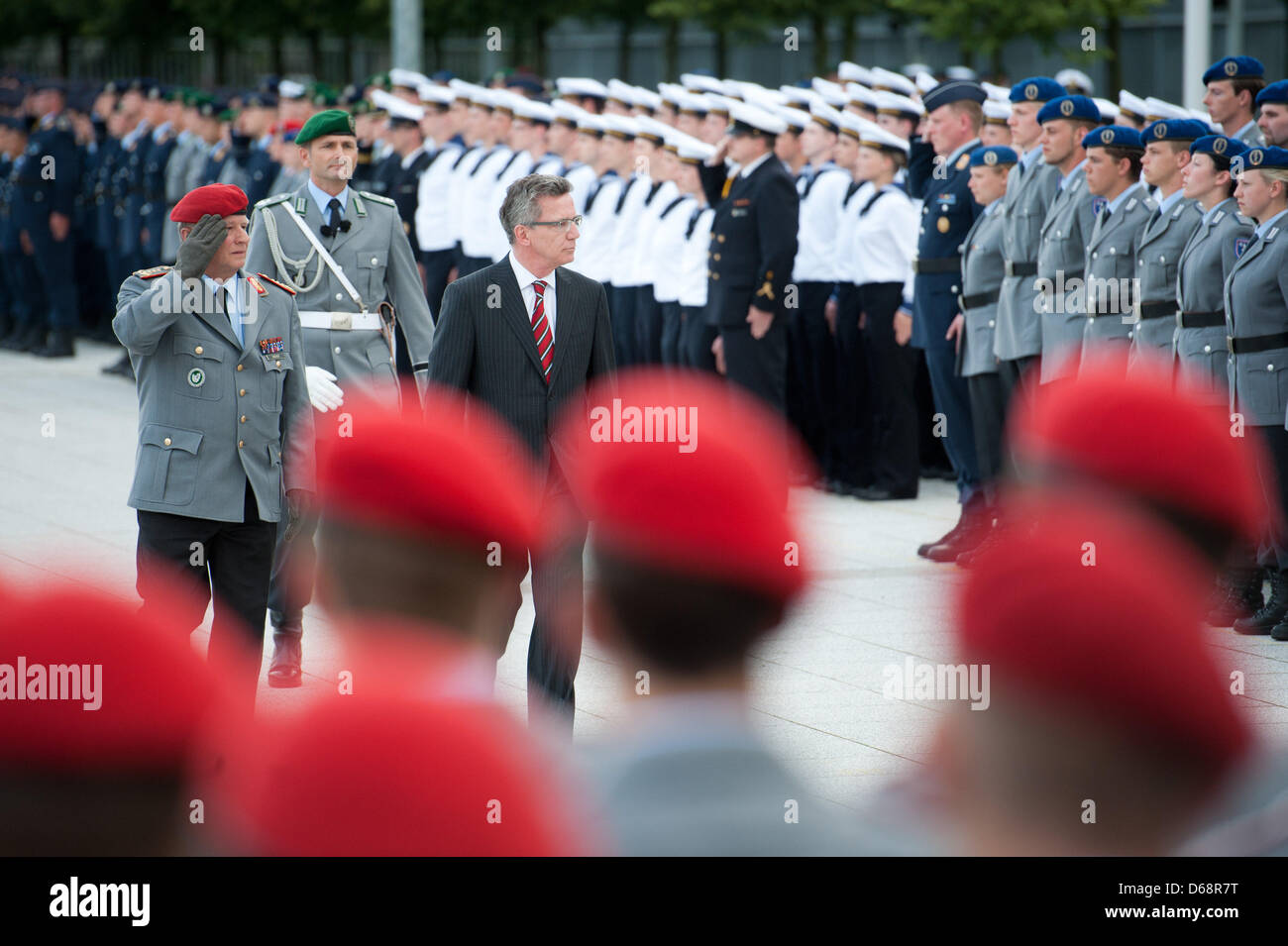 Ministro tedesco della difesa Thomas de Maiziere (C) e ispettore generale delle forze armate tedesche Volker Wieker prendere parte alla cerimonia del giuramento recrutes a Bendlerblock a Berlino, Germania, 20 luglio 2012. In occasione della ricorrenza del tentativo di colpo di stato, circa 400 recrutes stanno prendendo il cerimoniale di giuramento della Bundeswehr. Foto: Maurizio Gambarini Foto Stock