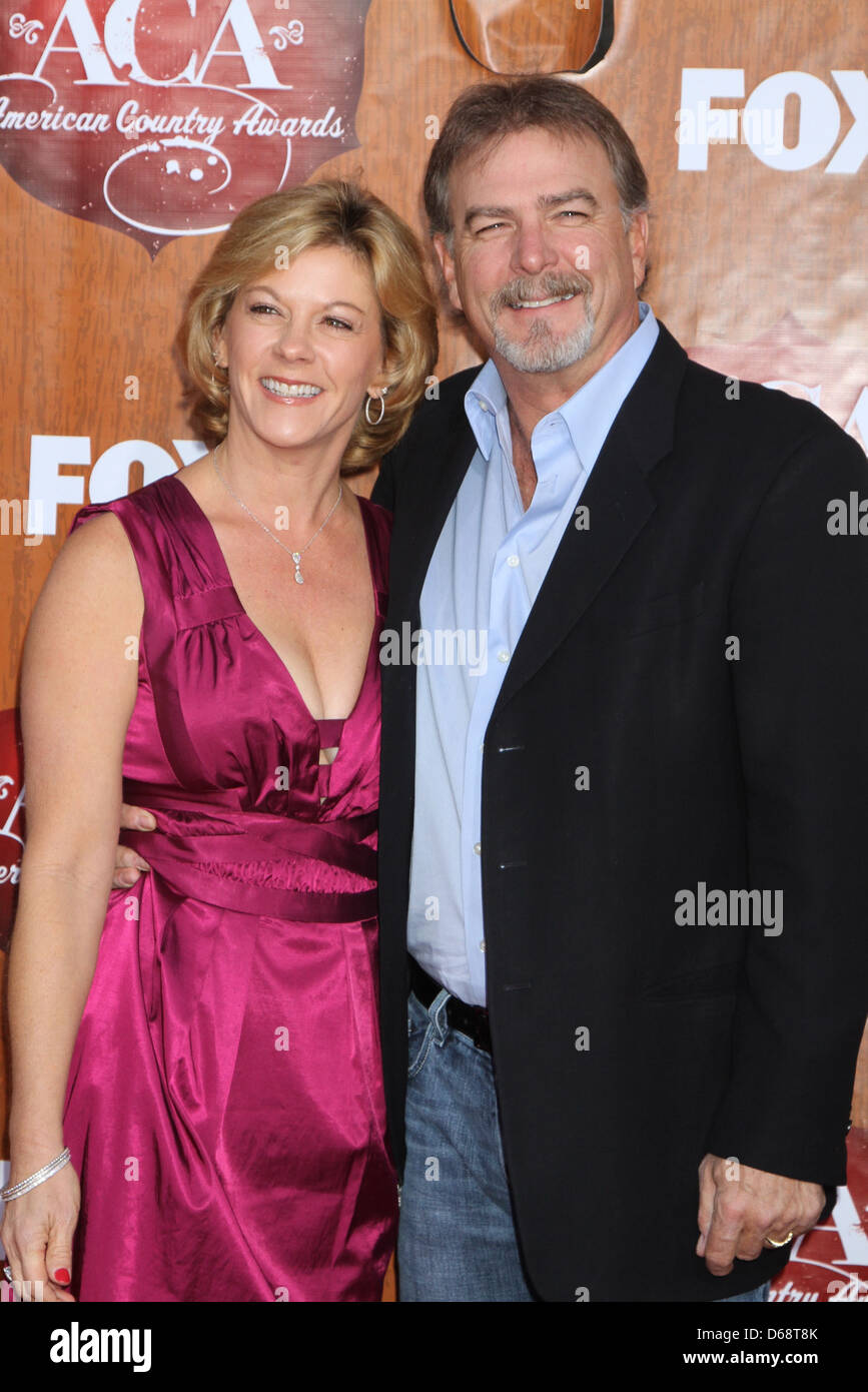 Bill Engvall, Gail Engvall 2011 American Country Awards - Gli arrivi al MGM Grand Resort Hotel and Casino Las Vegas, Nevada - Foto Stock