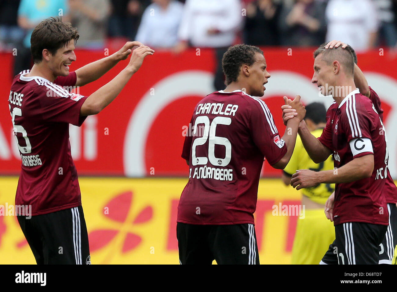 Di Norimberga di Marek MINTAL (R) celebra il suo 2-1 obiettivo con i compagni di squadra Timm Klose (L) e Timothy Chandler durante il soccer test match tra FC Norimberga e Borussia Dortmund a Norimberga stadium in Nuremberg, Germania, 21 luglio 2012. Foto: DANIEL KARMANN Foto Stock