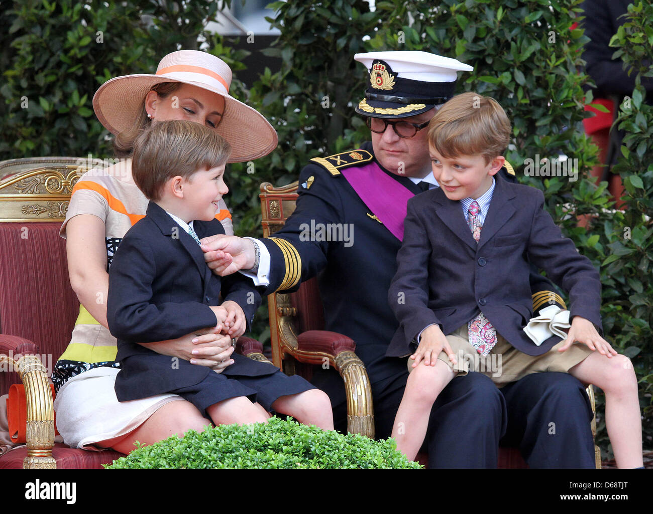 Principessa belga Claire e Principe Laurent tenere i loro figli gemelli Principe Nicolas (L) e il Principe Aymeric durante la parata militare in occasione della Nazionale Belga, giorno a Bruxelles, Belgio, 21 luglio 2012. La data 21 luglio segna il giorno che il Re Leopoldo I di Sassonia Coburgo - Gotha-Saalfeld ha prestato giuramento come primo re dei belgi nel 1831. Foto: Albert Nieboer / RPE FUORI DEI PAESI BASSI Foto Stock