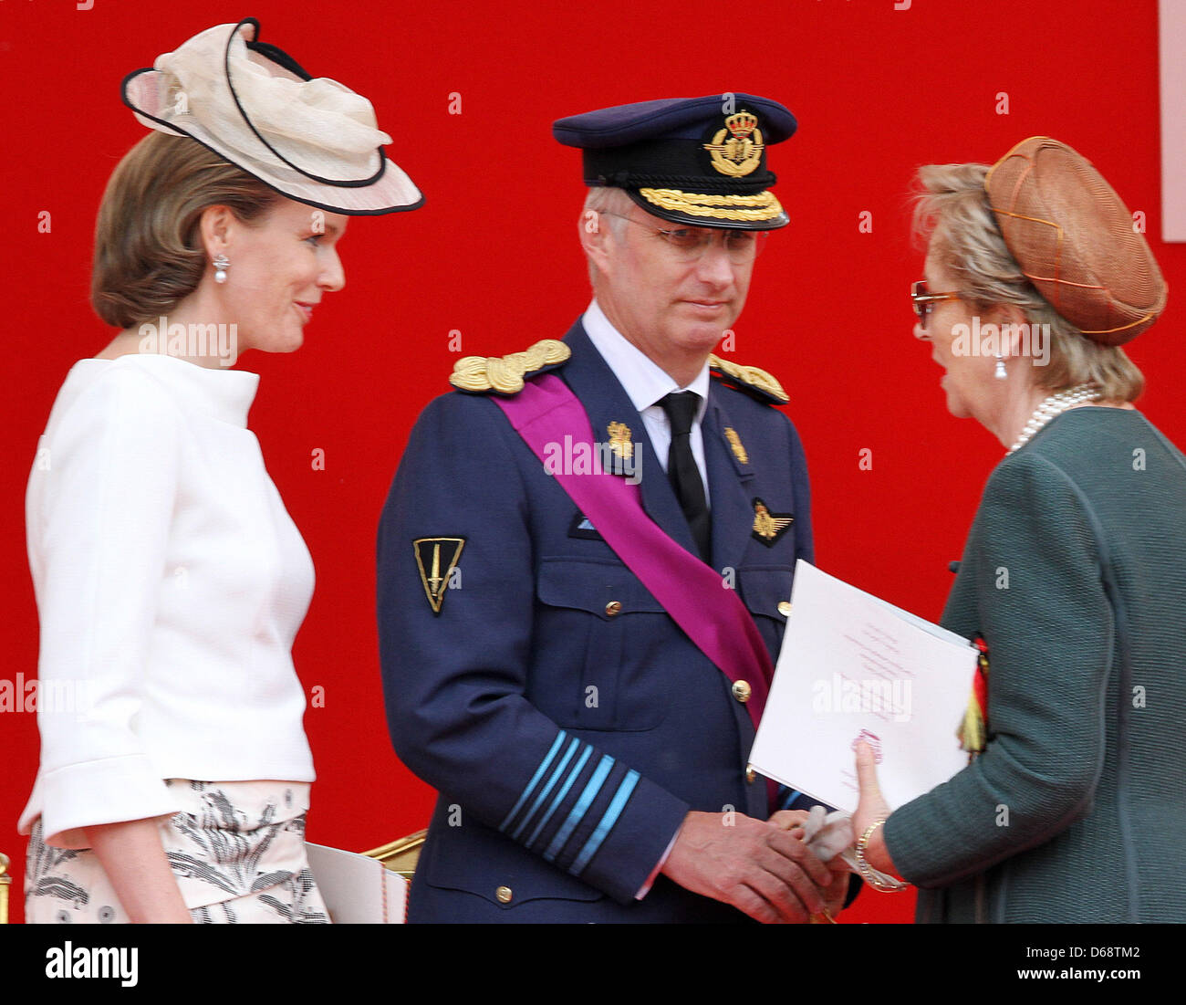 Corona belga principessa Mathilde e suo marito Crown Prince Philippe parlare con la regina Paola come essi frequentano la parata militare in occasione della Nazionale Belga, giorno a Bruxelles, Belgio, 21 luglio 2012. La data 21 luglio segna il giorno che il Re Leopoldo I di Sassonia Coburgo - Gotha-Saalfeld ha prestato giuramento come primo re dei belgi nel 1831. Foto: Albert Nieboer / RPE FUORI DEI PAESI BASSI Foto Stock