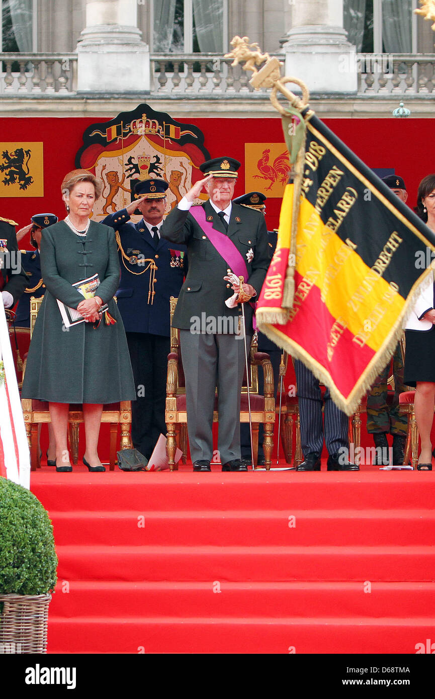 La Regina del Belgio Paola e Re Alberto frequentare la parata militare in occasione della Nazionale Belga, giorno a Bruxelles, Belgio, 21 luglio 2012. La data 21 luglio segna il giorno che il Re Leopoldo I di Sassonia Coburgo - Gotha-Saalfeld ha prestato giuramento come primo re dei belgi nel 1831. Foto: Albert Nieboer / RPE FUORI DEI PAESI BASSI Foto Stock