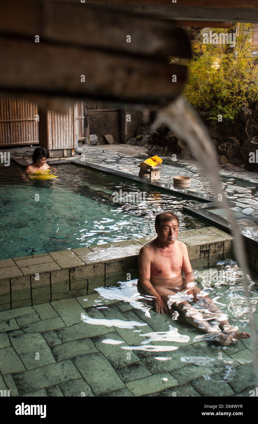 Un uomo e una donna godere l'immersione in una vasca con acqua calda in  Shima