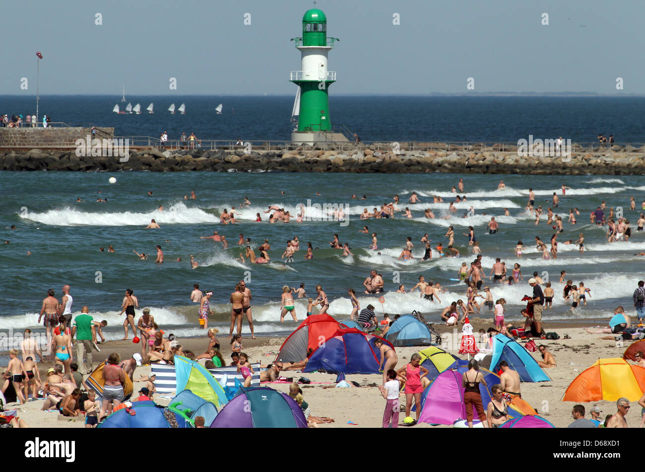 Numerosi vacanzieri godere di una giornata di sole in spiaggia in Warnemuende, Germania, 23 luglio 2012. Dopo settimane di rosso e pioggia di estate ha ora preso in consegna e il clima soleggiato attrae visitatori alle spiagge. Foto: BERND WUESTNECK Foto Stock