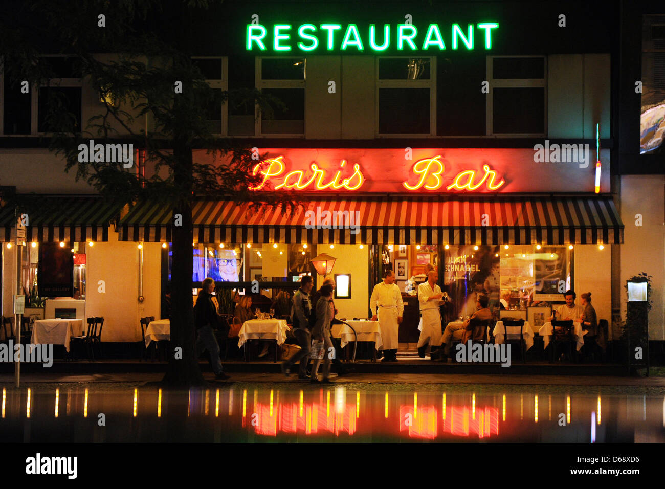 Vista esterna del bar di Parigi di notte in Kantstrasse a Berlino, Germania, 20 luglio 2012. Il bistrò francese nel quartiere Charlottenburg è un luogo popolare con artisti e attori. Foto: Jens Kalaene Foto Stock