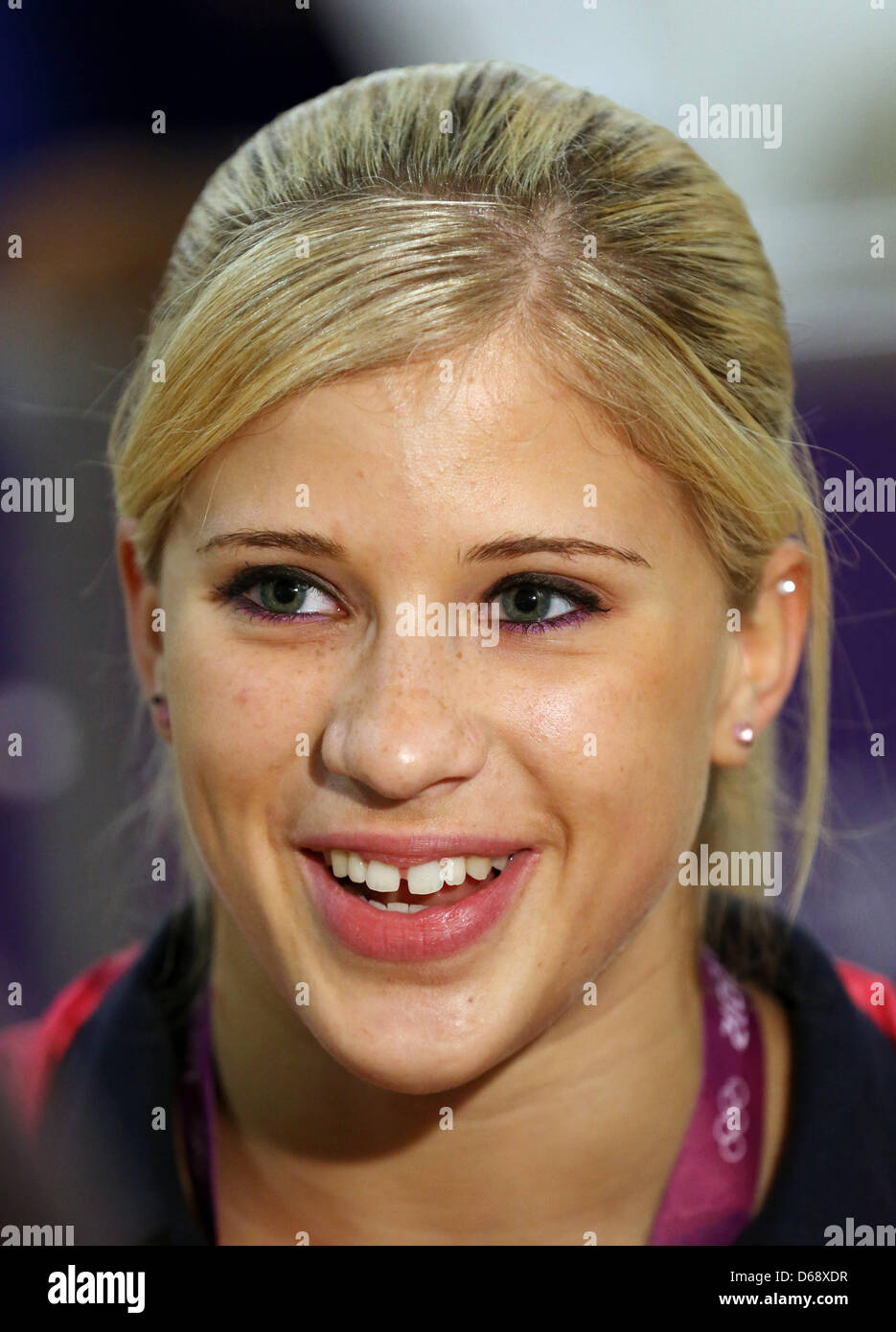 Ginnasta tedesca Elisabeth Seitz dà una dichiarazione alla stampa dopo il suo arrivo all' aeroporto di Heathrow a Londra, in Gran Bretagna, 23 luglio 2012. Il London 2012 Giochi Olimpici avranno inizio il 27 luglio 2012. Foto: Friso Gentsch dpa +++(c) dpa - Bildfunk+++ Foto Stock