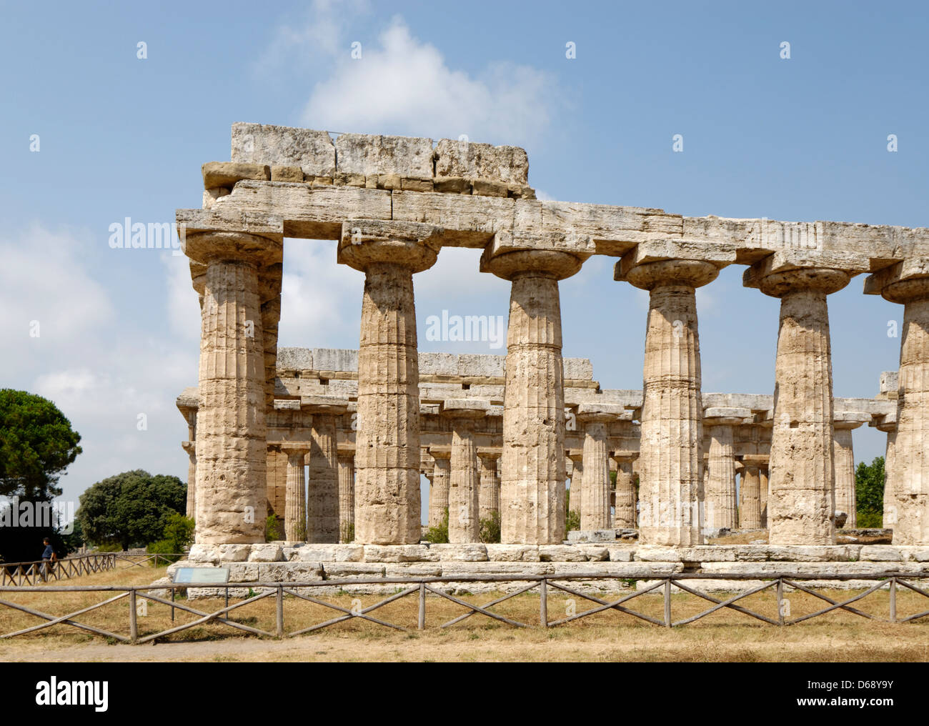 Paestum. L'Italia. Il lato sud del tempio di Hera (o la Basilica) situato nel sud del santuario della città antica. Foto Stock