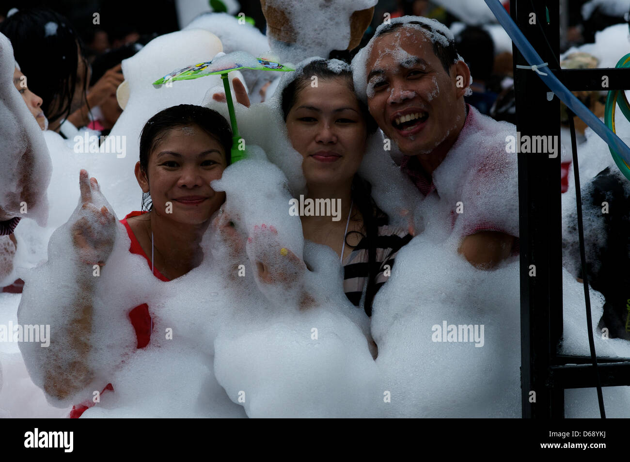 Bangkok, Thailandia, Aprile 15th, 2013. Thais prendere parte al Festival dell'acqua ruotata bolla bagno fuori Central World shopping mall. Bangkok è celebrare il Thai nuovo anno con il tradizionale Songkran festival dell'acqua. Credito: Kraig Lieb Credito: Kraig Lieb/Alamy Live News Foto Stock